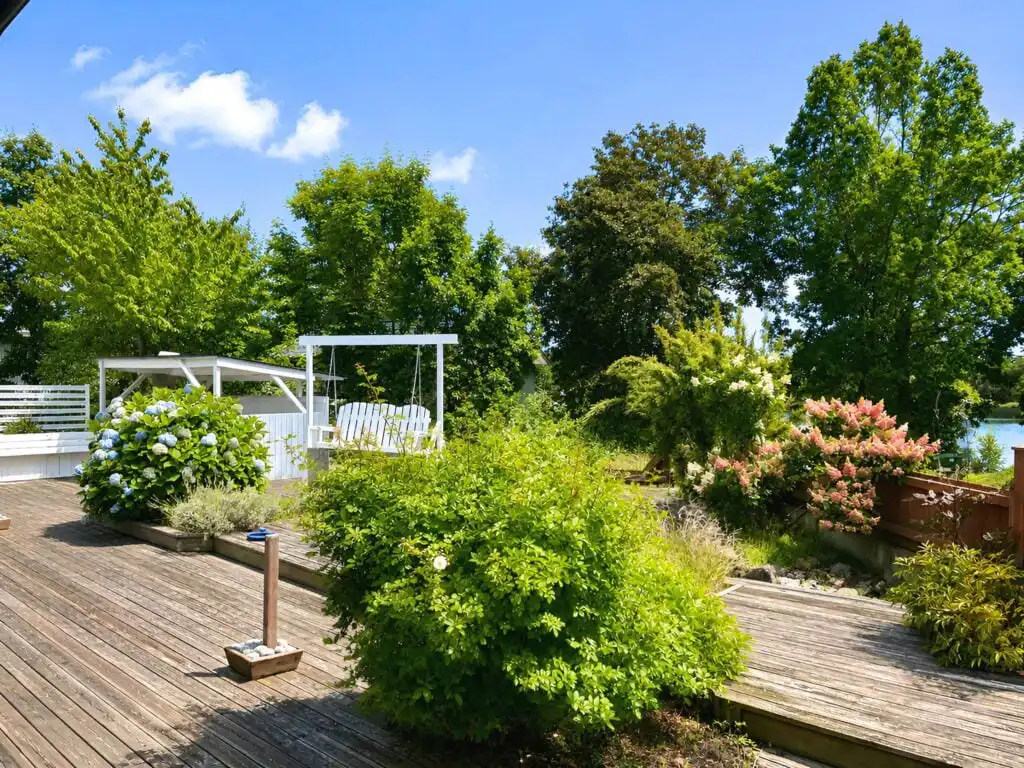 Große Terrasse mit Garten am Ferienhaus Blå Havet in Figeholm