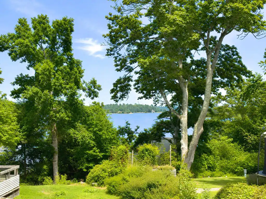 Grüner Garten mit Meerblick am Ferienhaus Blå Havet