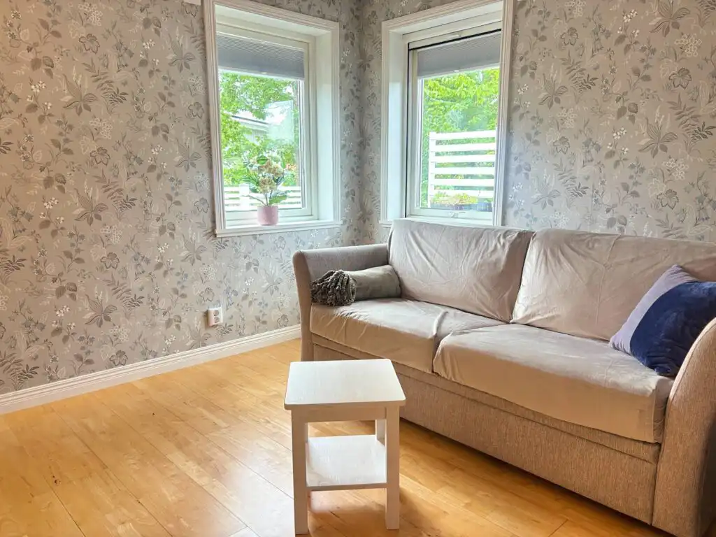 Gemütliche Sofaecke im Wohnzimmer von Blå Havet in Figeholm