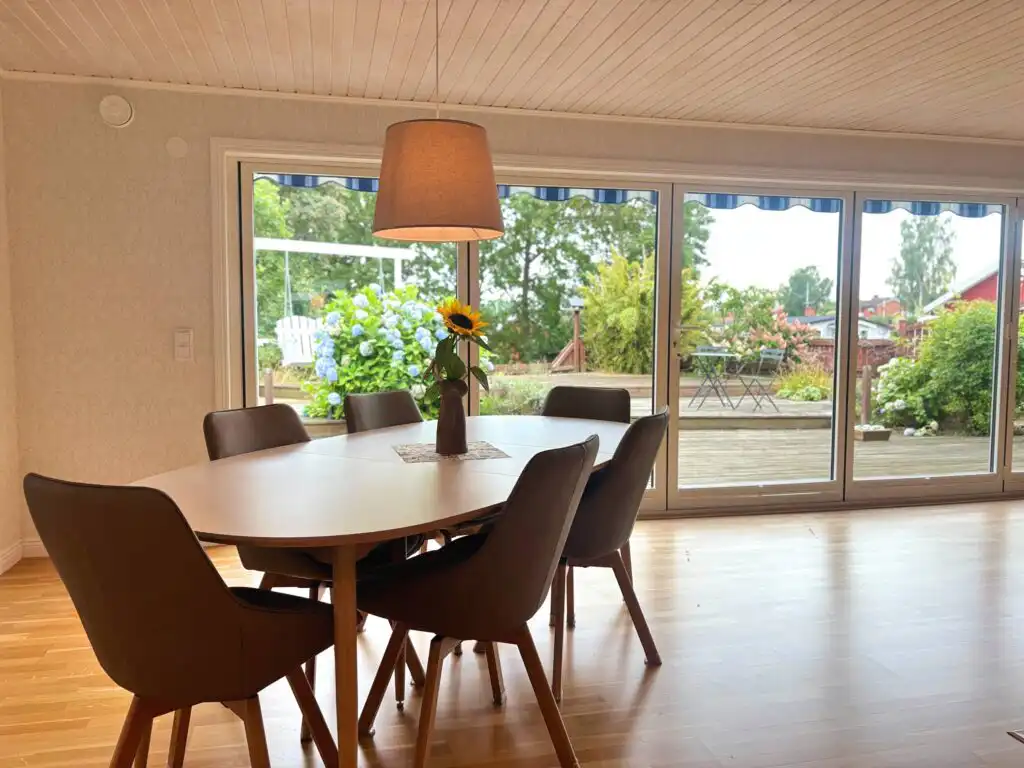 Großer Essbereich mit Terrassenzugang im Blå Havet an der Ostsee