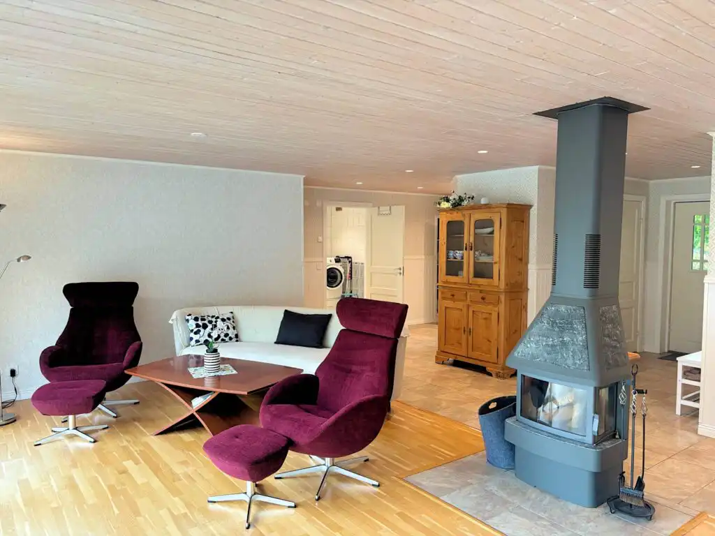 Großzügiges Wohnzimmer mit Kamin im Ferienhaus Blå Havet