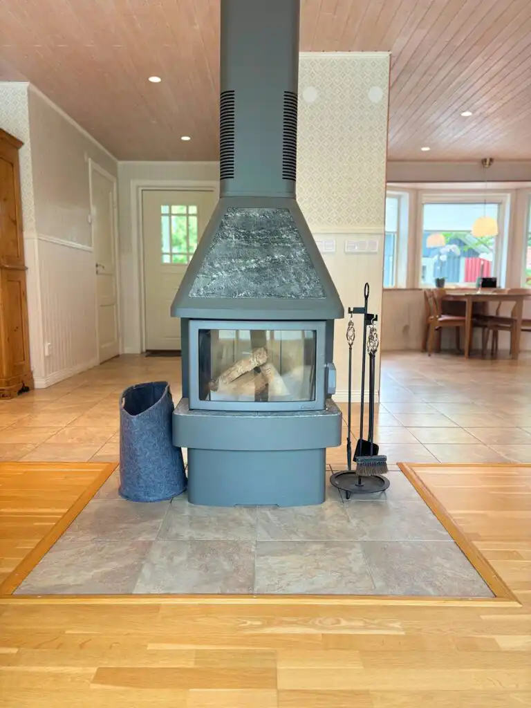 Kamin im modernen Ferienhaus Blå Havet in Figeholm