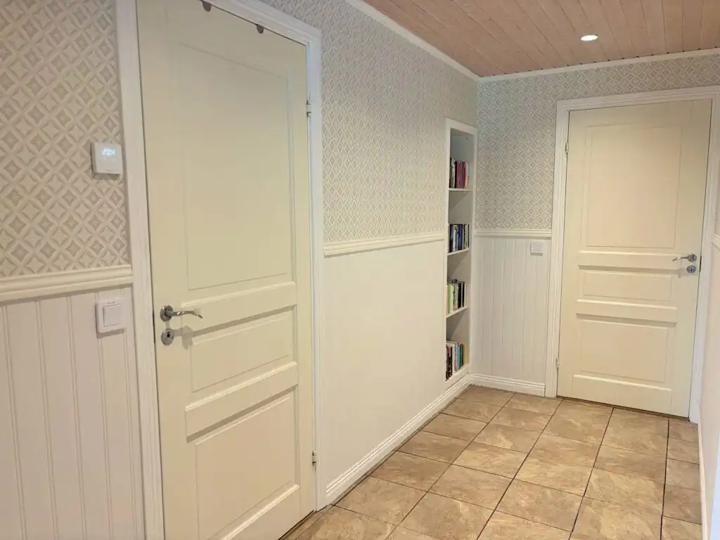 Heller Flur im modernen Ferienhaus Blå Havet in Figeholm