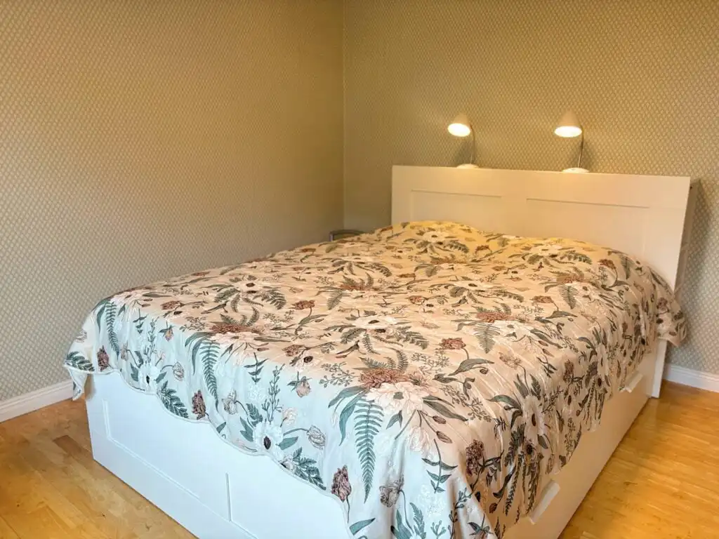 Schlafzimmer mit Doppelbett im Blå Havet an der Ostsee