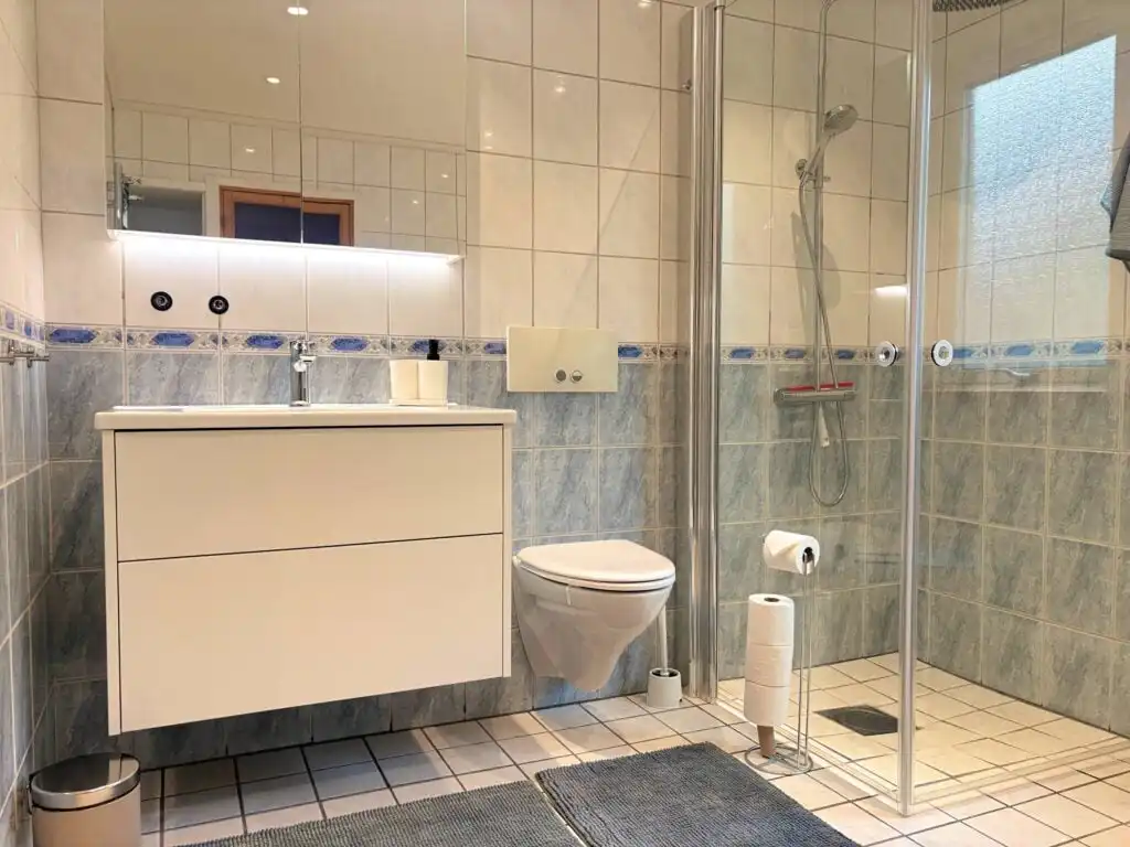 Modernes Badezimmer mit Dusche im Ferienhaus Blå Havet