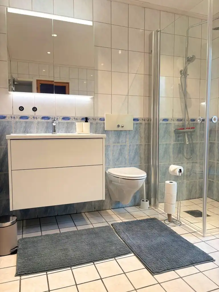 Großzügige Dusche im Badezimmer von Blå Havet in Figeholm