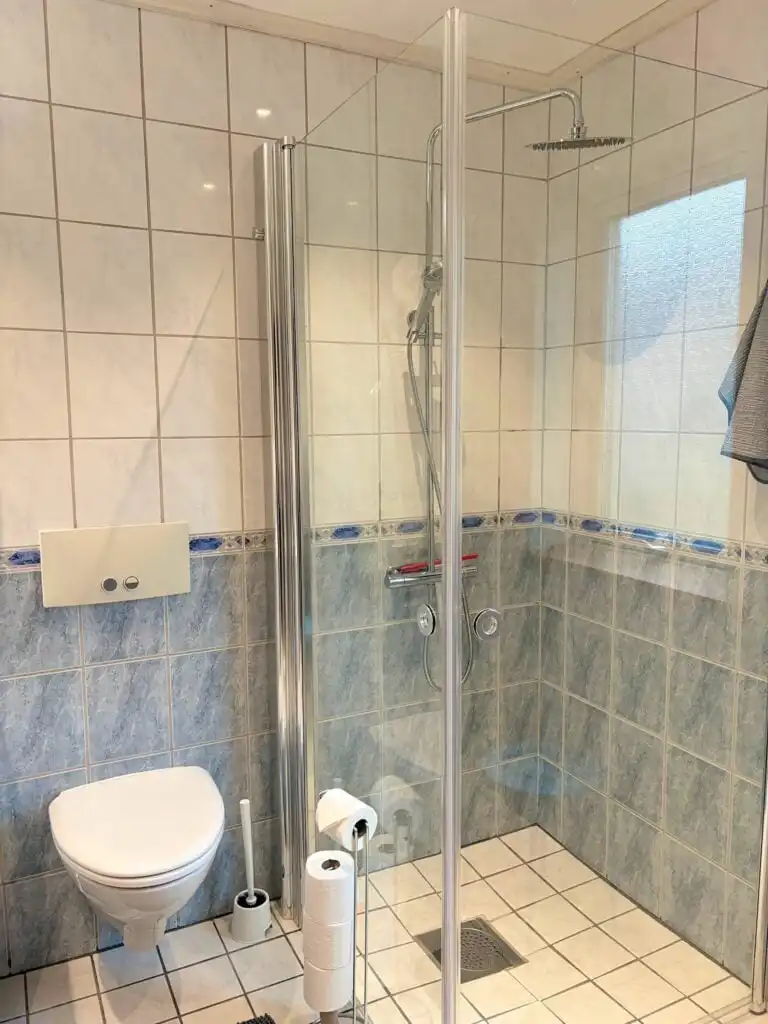 Modernes Badezimmer mit Dusche und WC im Blå Havet