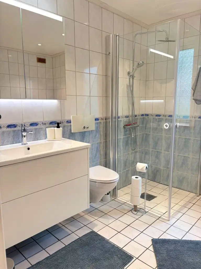 Modernes Badezimmer mit großer Dusche im Blå Havet
