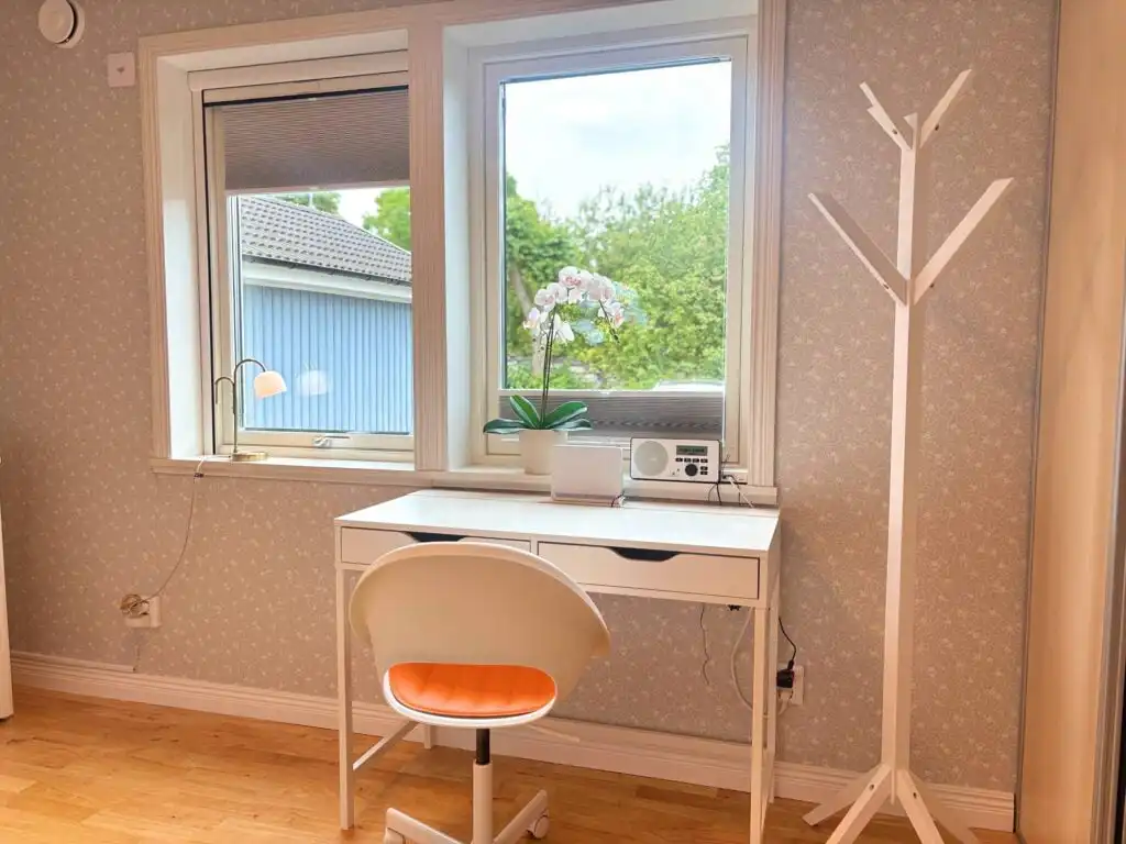 Heller Arbeitsplatz mit Fenster im Ferienhaus Blå Havet