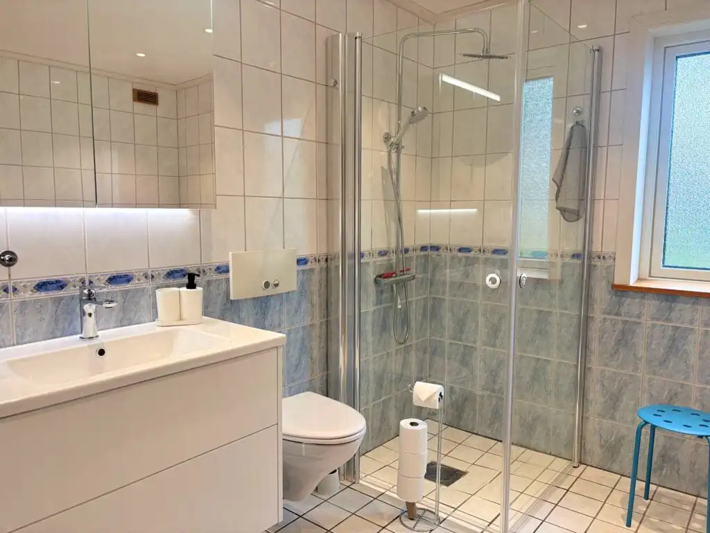 Zweites modernes Badezimmer mit Dusche und WC im Blå Havet