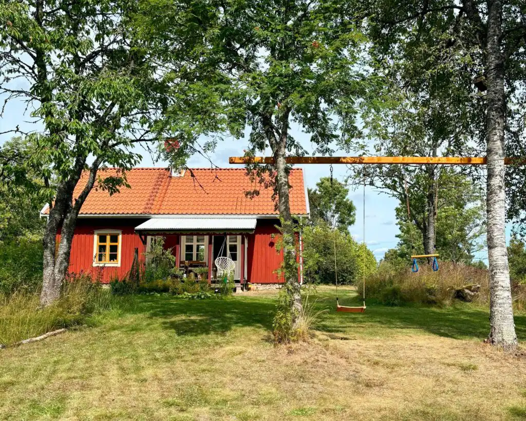 Little Owl House – rotes Schwedenhaus im Wald bei Åseda in Småland