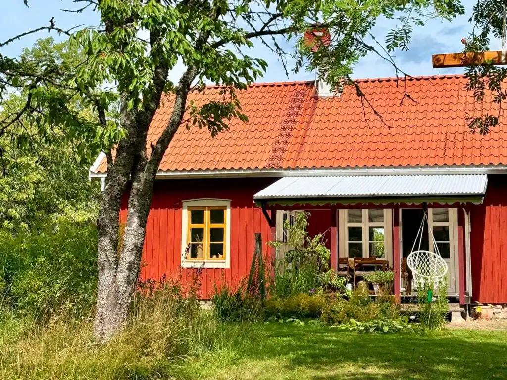 Traditionelles rotes Ferienhaus Little Owl House in ruhiger Naturlage