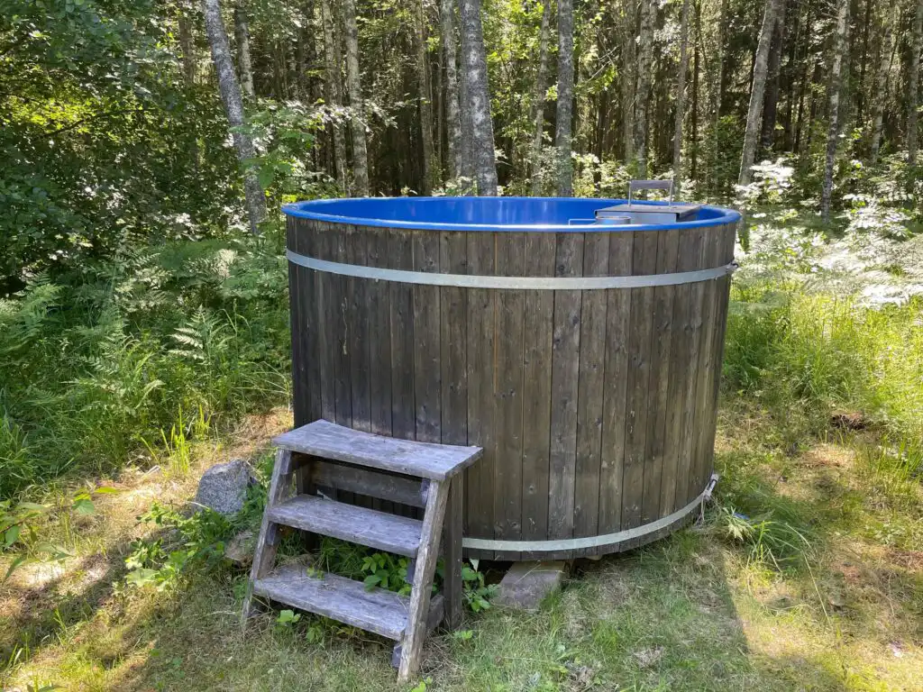 Holzbeheizter Hot Tub im Garten des Little Owl House