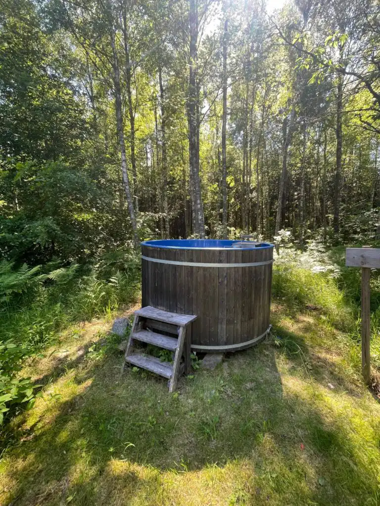 Hot Tub mitten in der Natur am Little Owl House in Småland