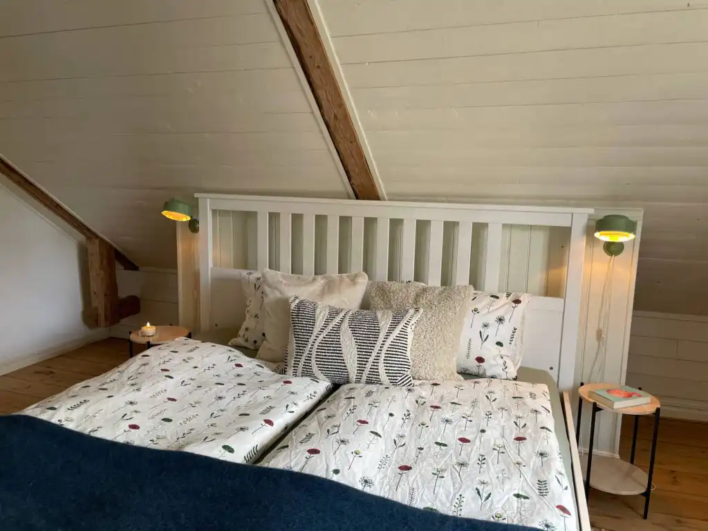 Gemütliches Schlafzimmer mit Doppelbett im Little Owl House