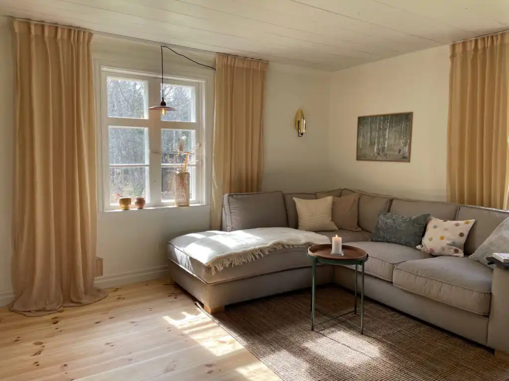 Helles Wohnzimmer mit gemütlicher Sofaecke im Little Owl House