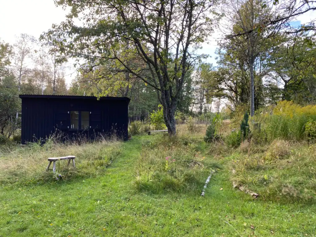 Großer Naturgarten am Little Owl House bei Åseda