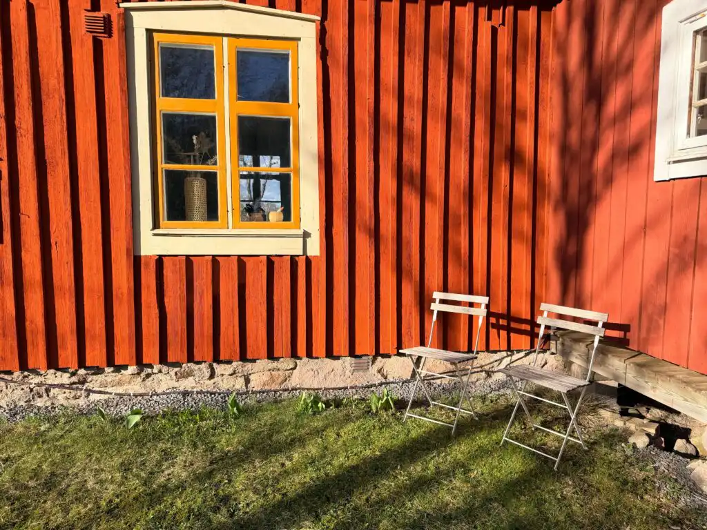 Traditionelle rote Holzfassade des Little Owl House in Småland
