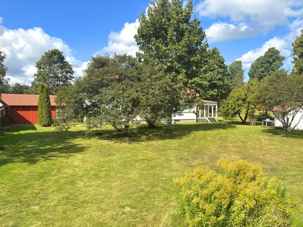 Großer Garten am Ferienhaus Linnéagården in Småland