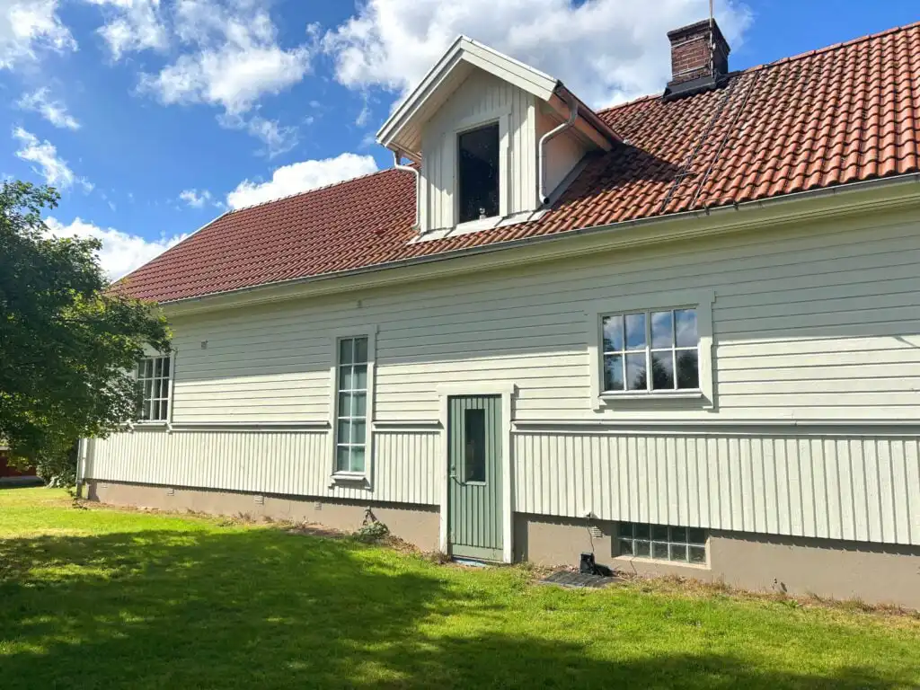 Traditionelles weißes Ferienhaus Linnéagården in Småland