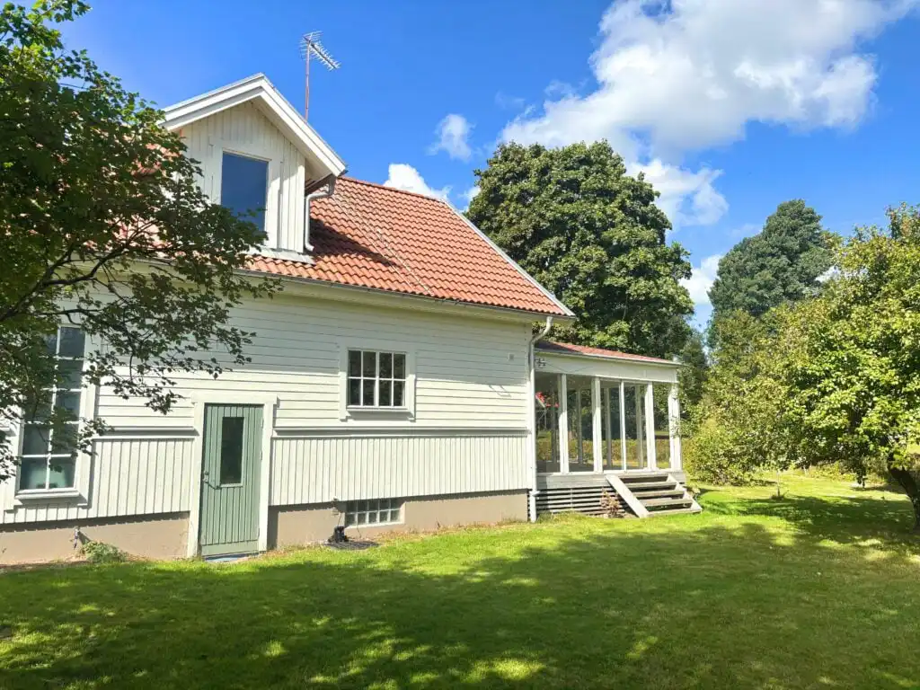 Linnéagården auf großem Grundstück bei Strömsnäsbruk