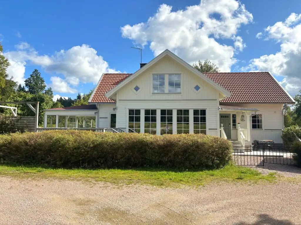 Frontansicht des traditionellen Landhauses Linnéagården