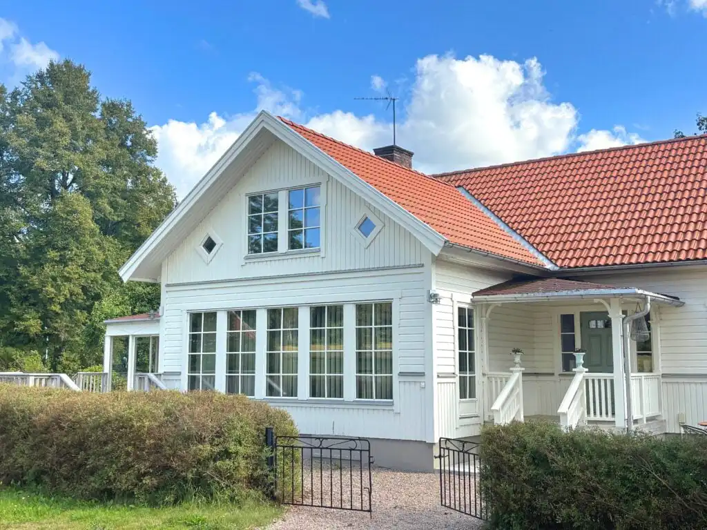 Traditionelles weißes Schwedenhaus Linnéagården bei Strömsnäsbruk