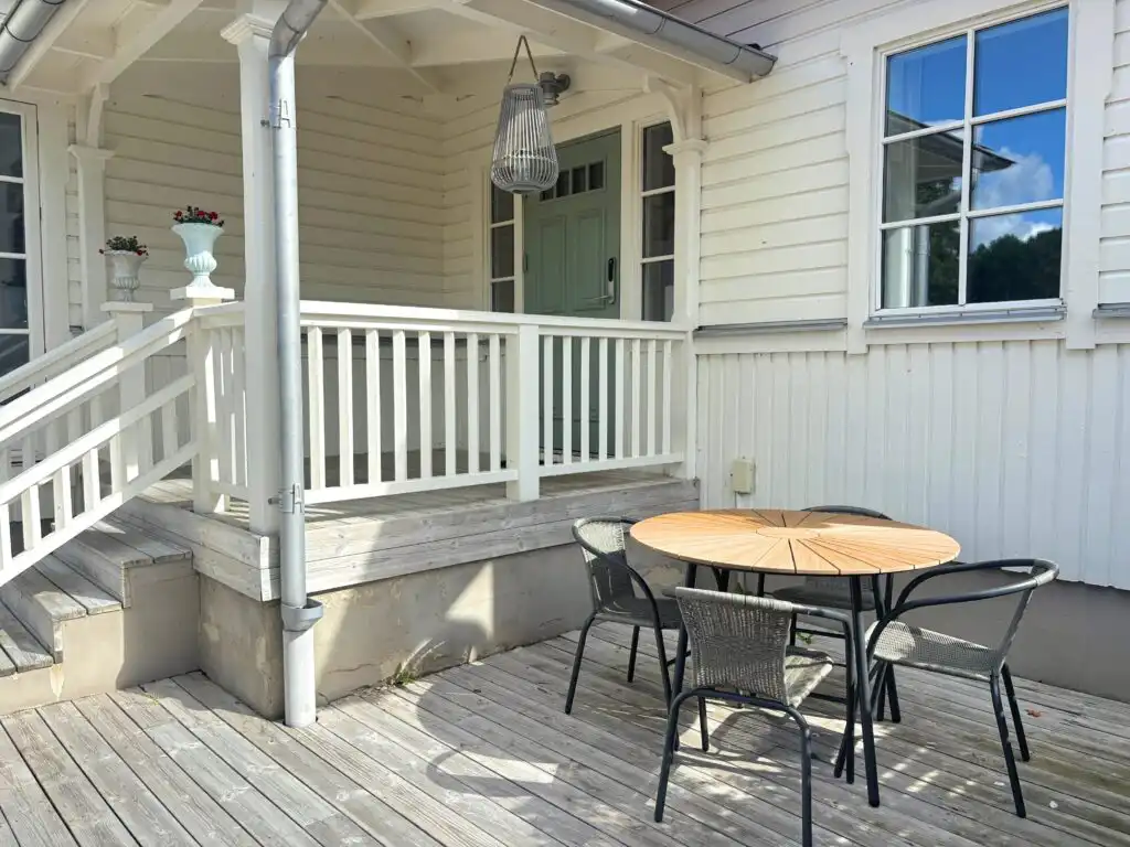 Terrasse mit Gartenmöbeln am Ferienhaus Linnéagården