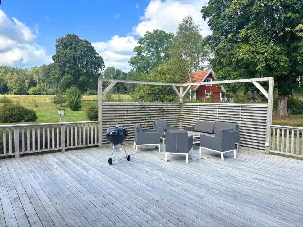 Große Terrasse am Ferienhaus Linnéagården bei Strömsnäsbruk