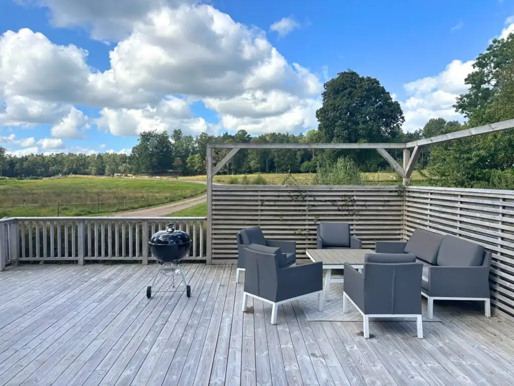 Terrasse mit Gartenmöbeln am Linnéagården in Småland