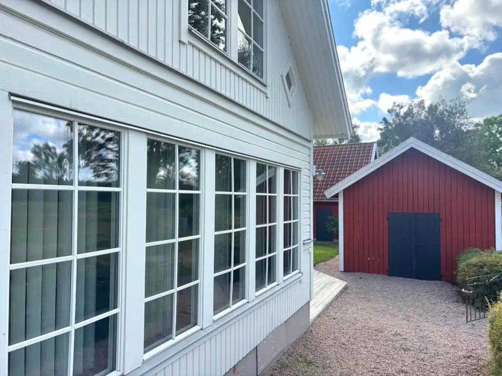 Wintergarten des Ferienhauses Linnéagården mit Blick ins Grüne