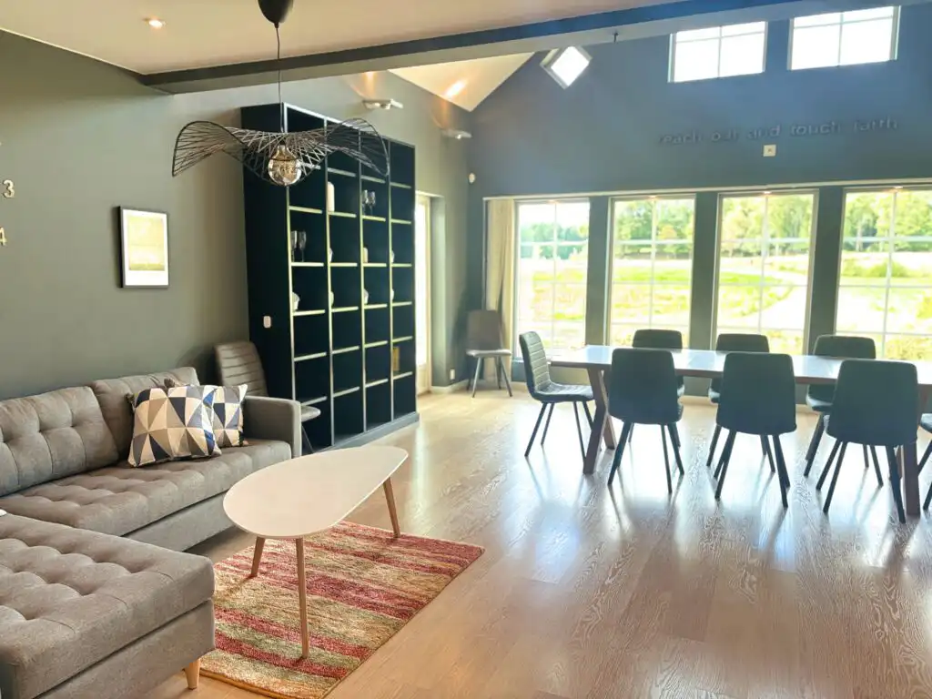 Großzügiges Wohnzimmer mit Essbereich im Linnéagården