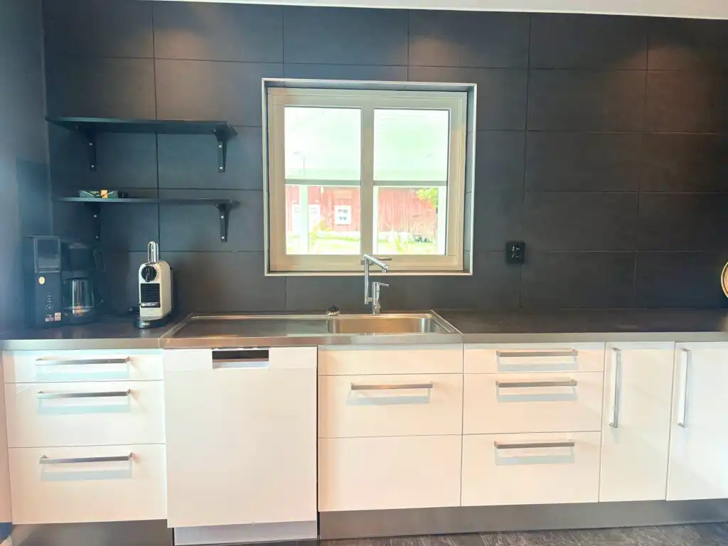 Moderne Küche mit Geschirrspüler im Ferienhaus Linnéagården