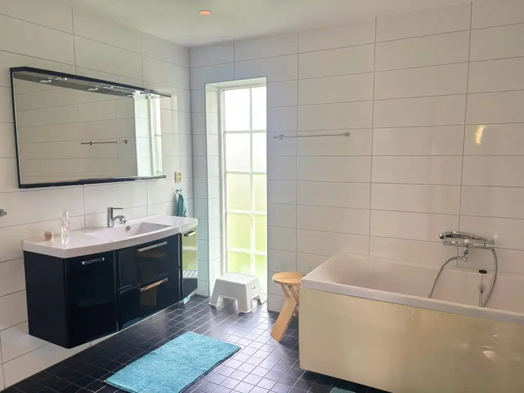 Badezimmer mit Badewanne im Ferienhaus Linnéagården