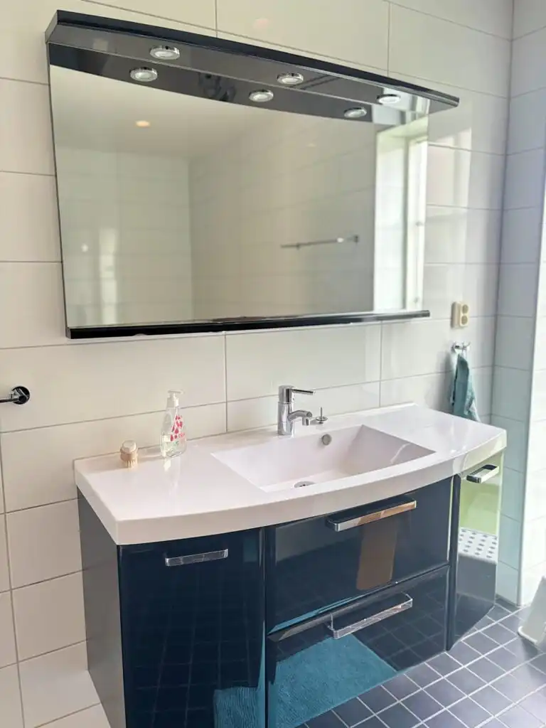 Modernes Badezimmer im Linnéagården bei Strömsnäsbruk