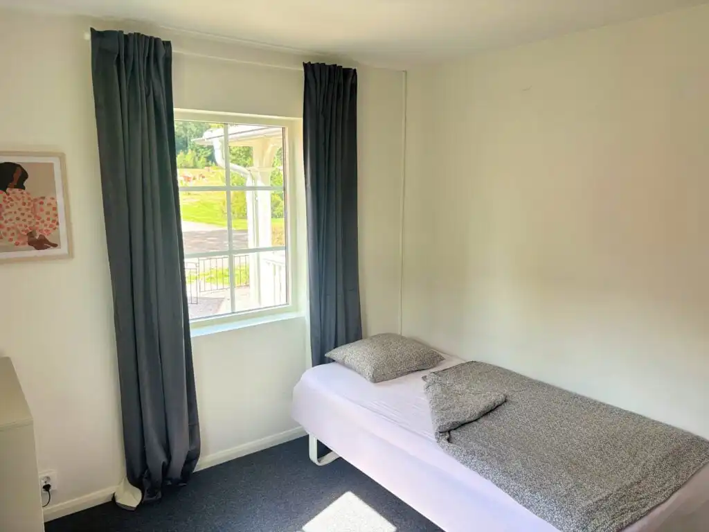 Weiteres Schlafzimmer im großen Ferienhaus Linnéagården
