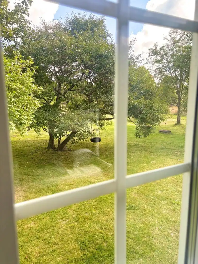 Blick in den großen Garten des Linnéagården in Småland
