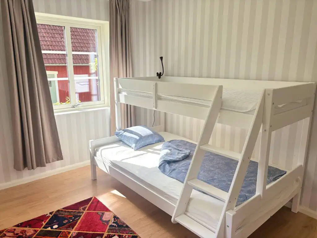 Kinderzimmer mit Etagenbett im Ferienhaus Linnéagården