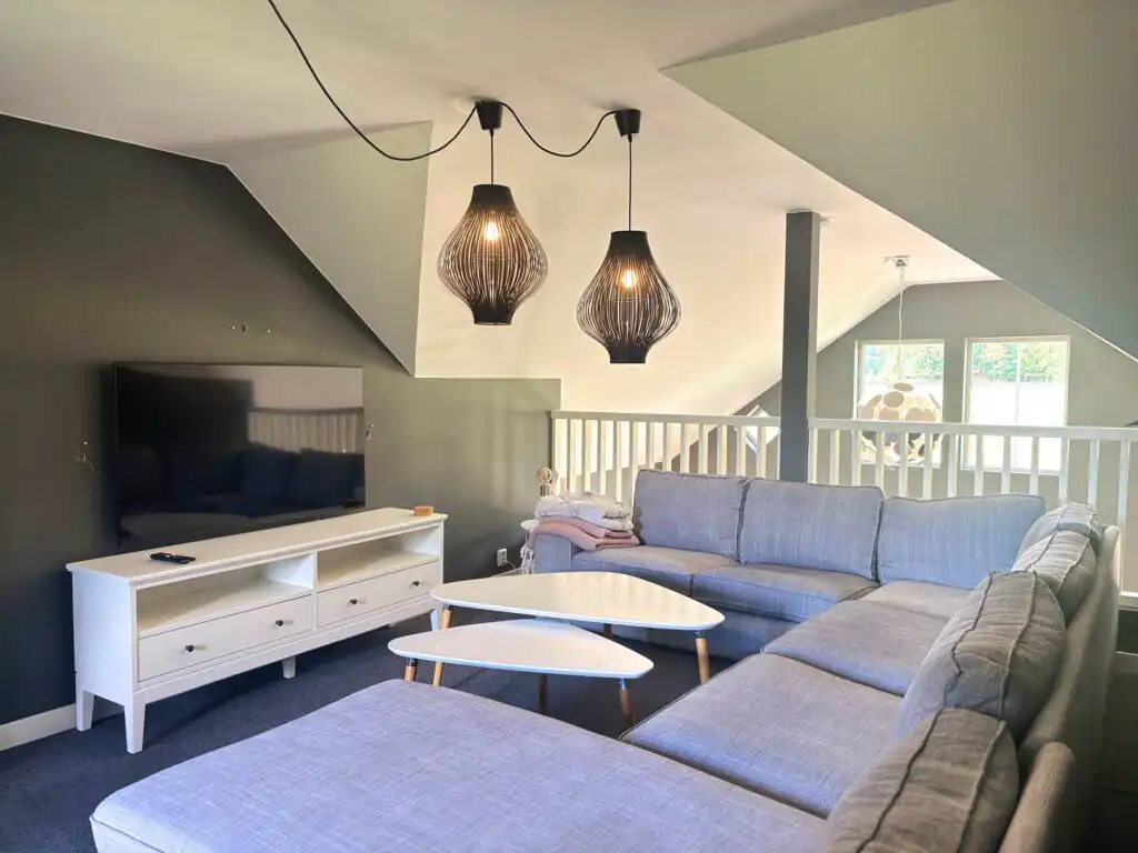 Großes Schlafzimmer mit Doppelbett im Linnéagården in Småland