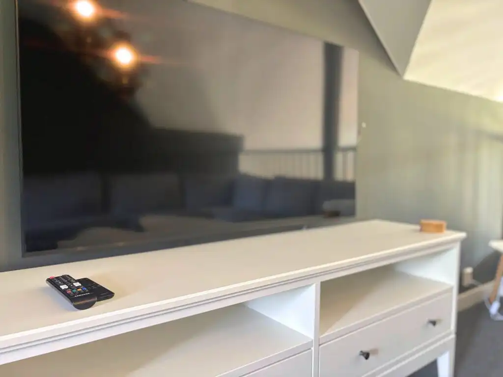 Smart-TV im Schlafzimmer des Ferienhauses Linnéagården