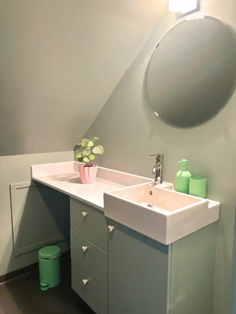 Modernes Waschbecken im Badezimmer von Linnéagården
