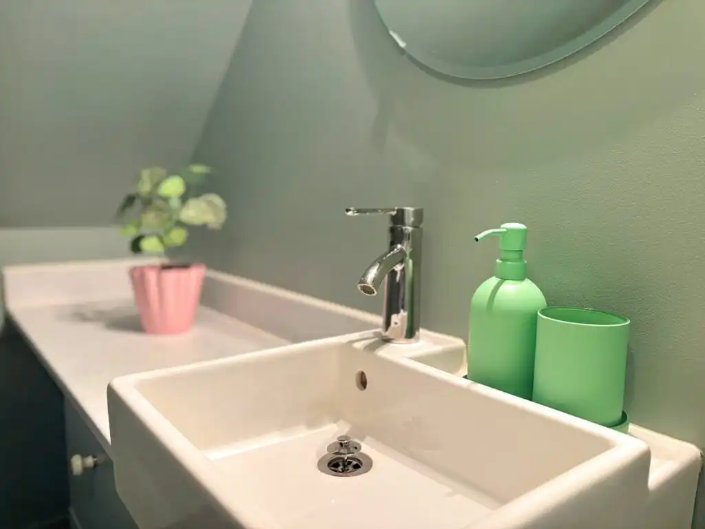 Hochwertig ausgestattetes Badezimmer im Linnéagården