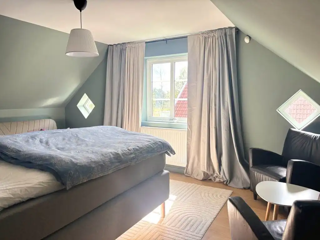 Schlafzimmer mit Doppelbett im schwedischen Landhaus Linnéagården
