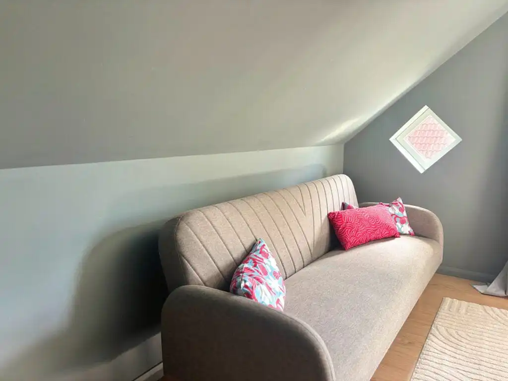 Gemütliches Einzelbett im Schlafzimmer von Linnéagården