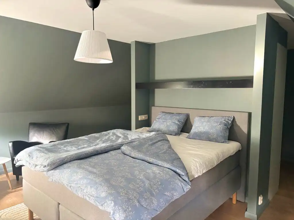 Helles Schlafzimmer mit Doppelbett im Ferienhaus Linnéagården