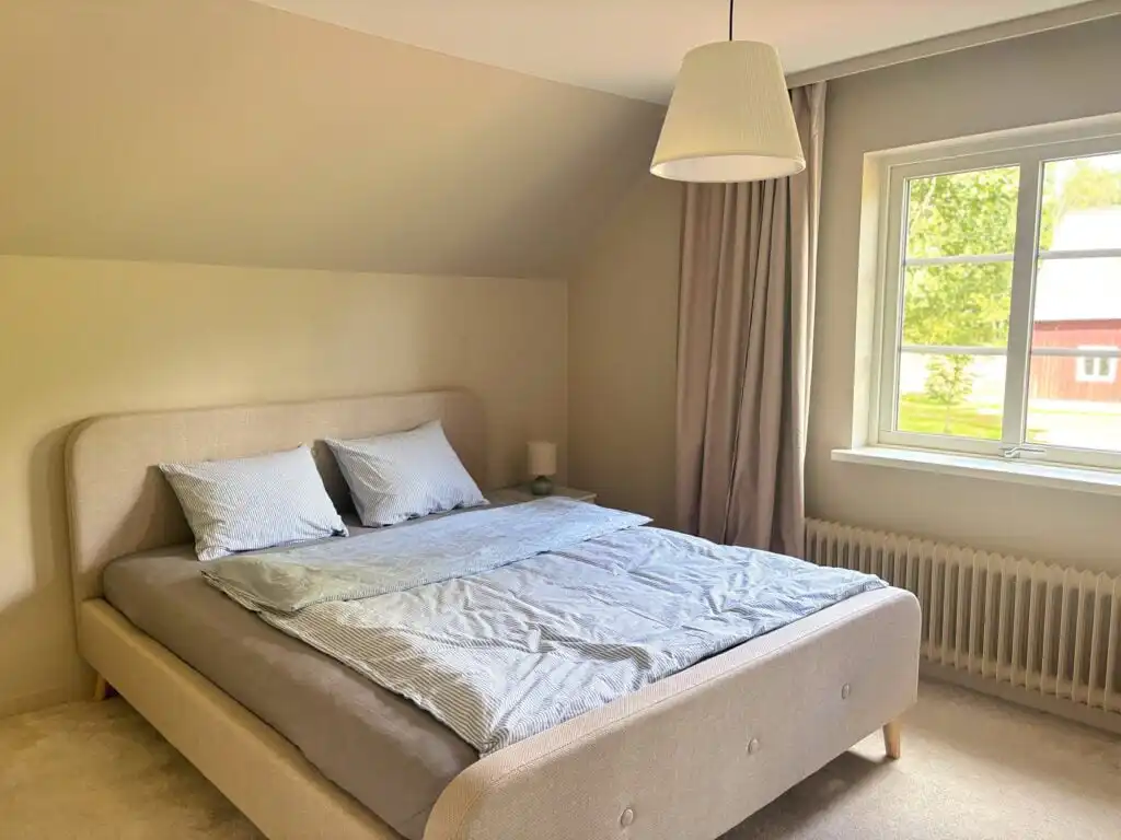 Gemütliches Schlafzimmer mit Doppelbett im Linnéagården in Småland