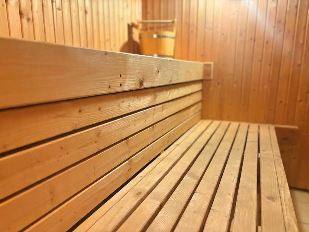 Großzügige Holzsauna im schwedischen Landhaus Linnéagården