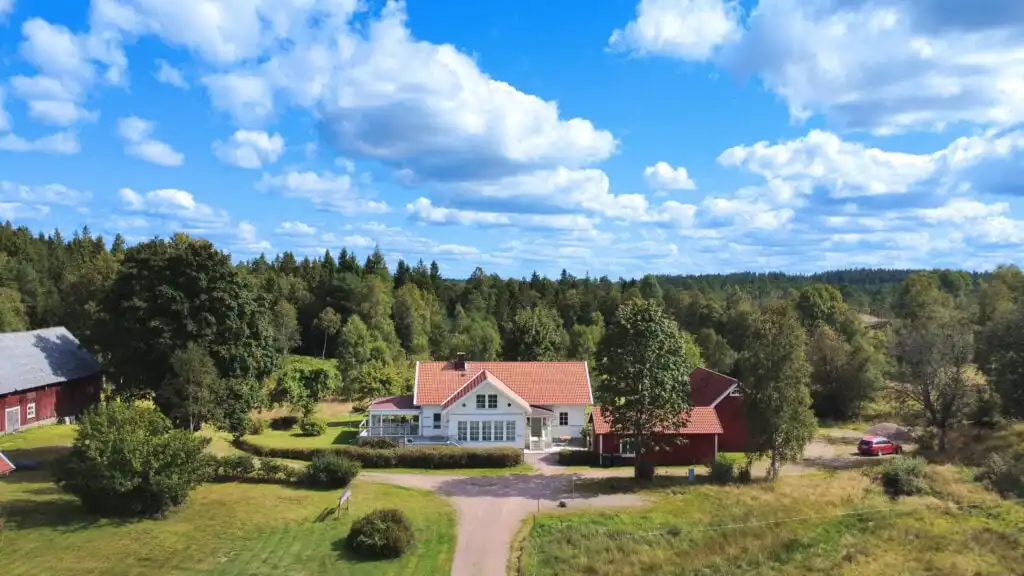 Luftaufnahme von Linnéagården inmitten der Natur Smålands