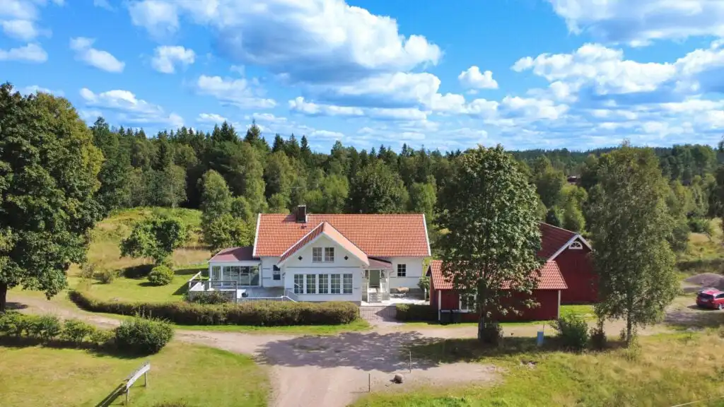Linnéagården mit großem Grundstück bei Strömsnäsbruk aus der Luft