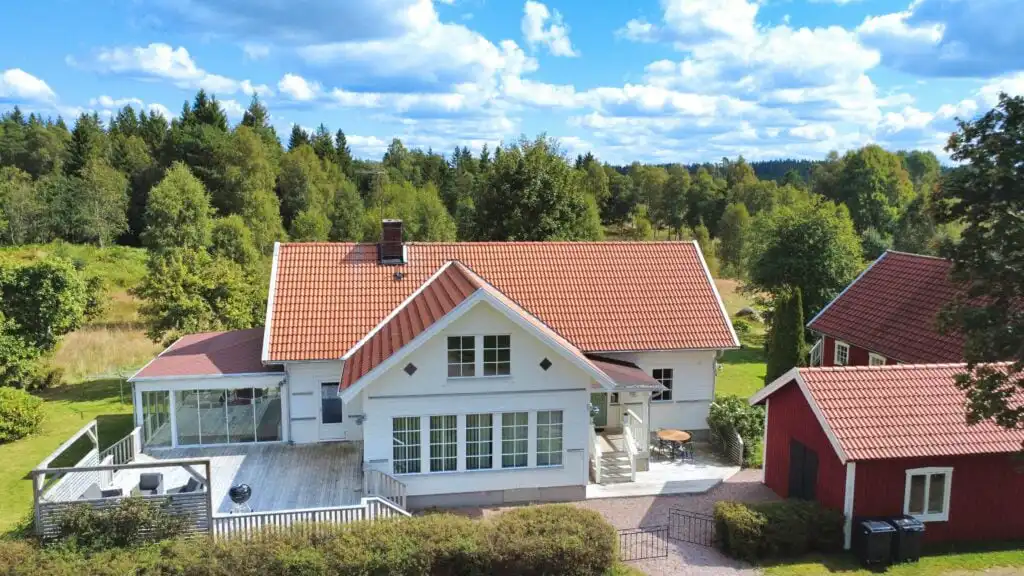 Luftaufnahme vom Linnéagården mit großem Grundstück in Småland